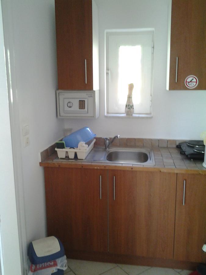 Robin'S Nest Afrata Apartment Екстериор снимка